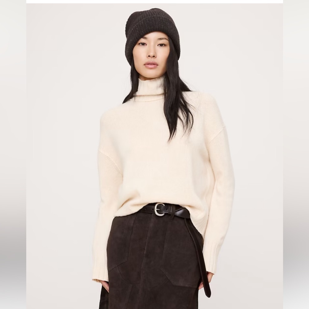 Banana Republic Women's NWT  Relaxed Cashmere Turtleneck Cream White  -S